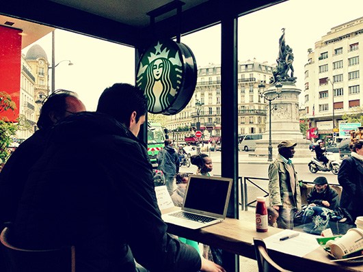 様々な文化的背景や異なる年齢層のテスト対象者を見つけることができるため、コーヒーショップは素晴らしい場所となります。